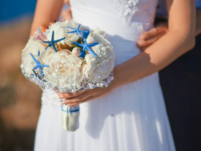 Bó hoa cưới sáng tạo độc đáo cầm tay cô dâu