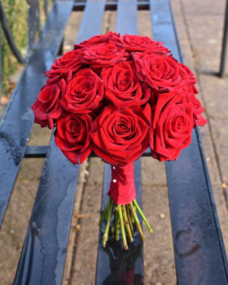 Bó hoa hồng đỏ cầm tay cô dâu đẹp