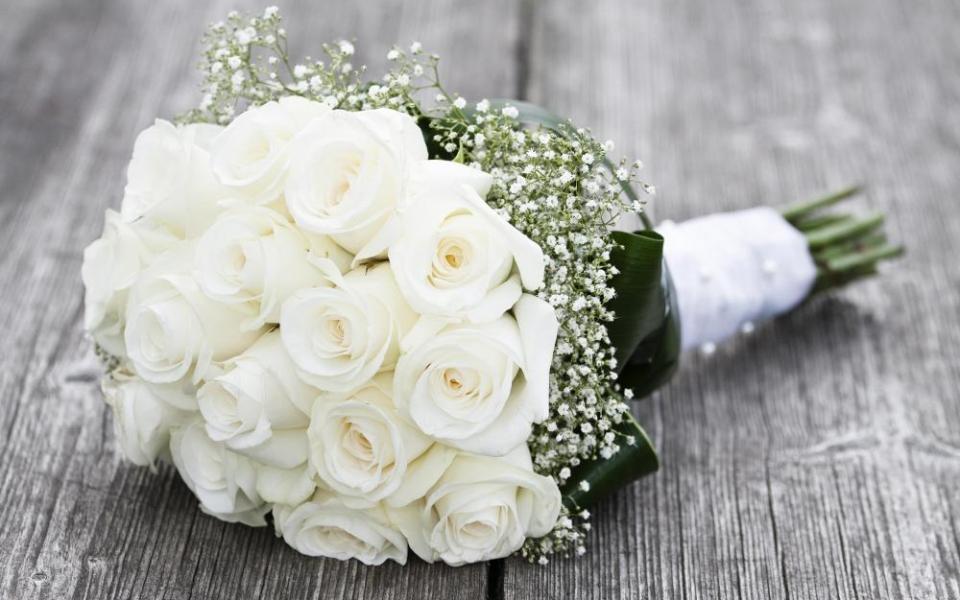 Hoa cưới cầm tay bằng hoa hồng trắng