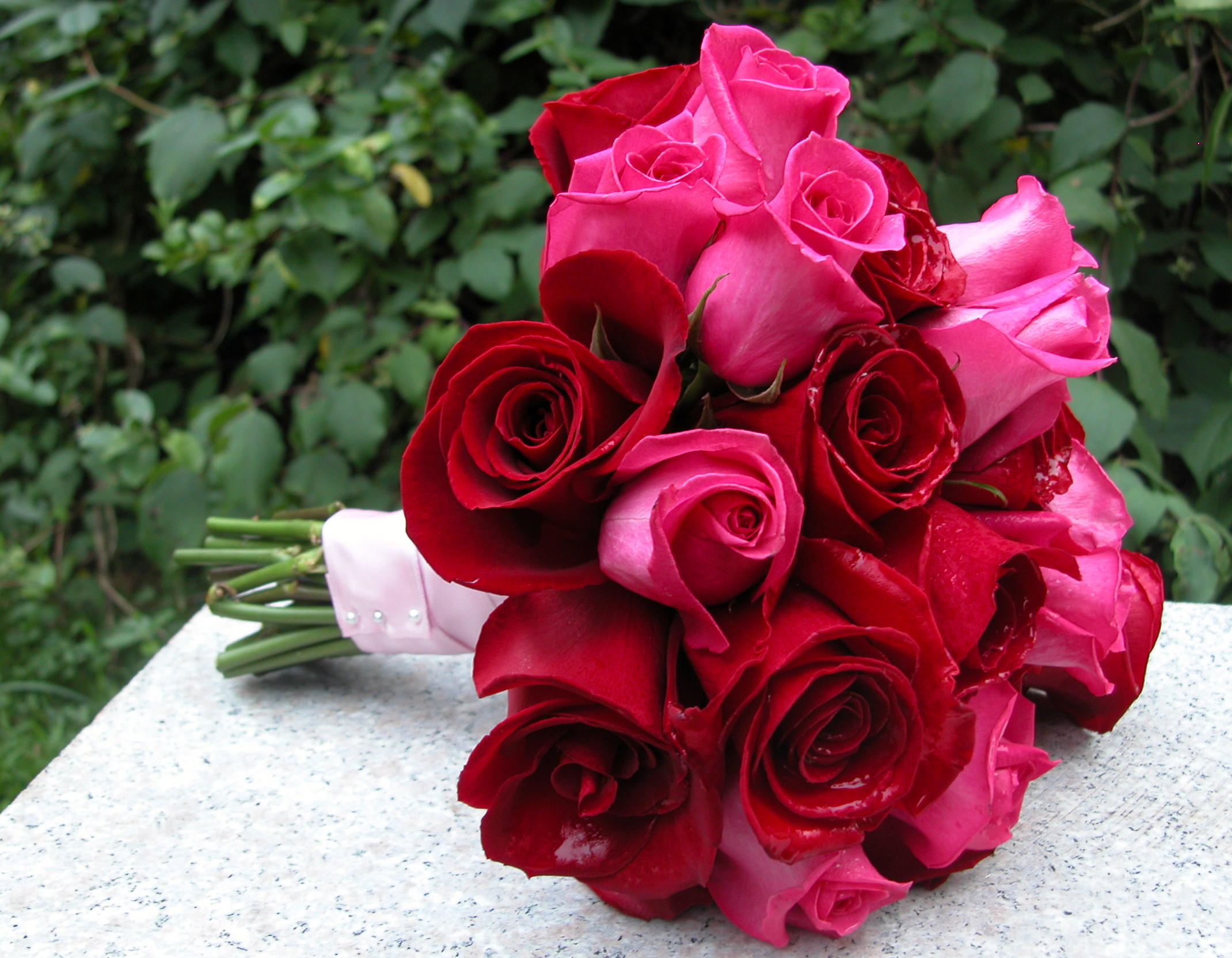 Hoa cưới cầm tay bằng hoa hồng