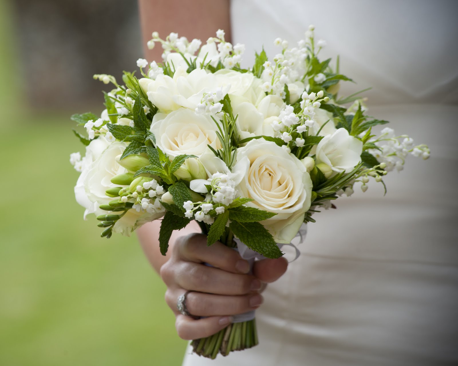 Mẫu hoa cầm tay cô dâu đẹp trong ngày cưới