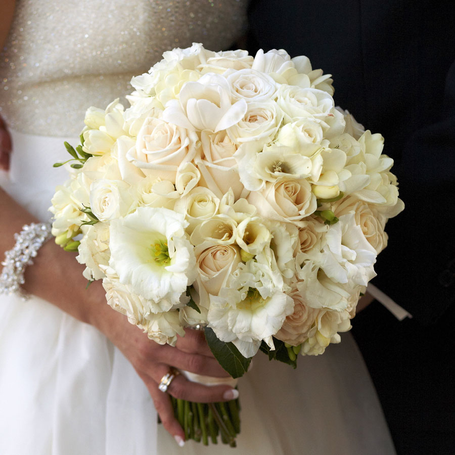 Mẫu hoa cưới cầm tay hoa hồng trắng đẹp