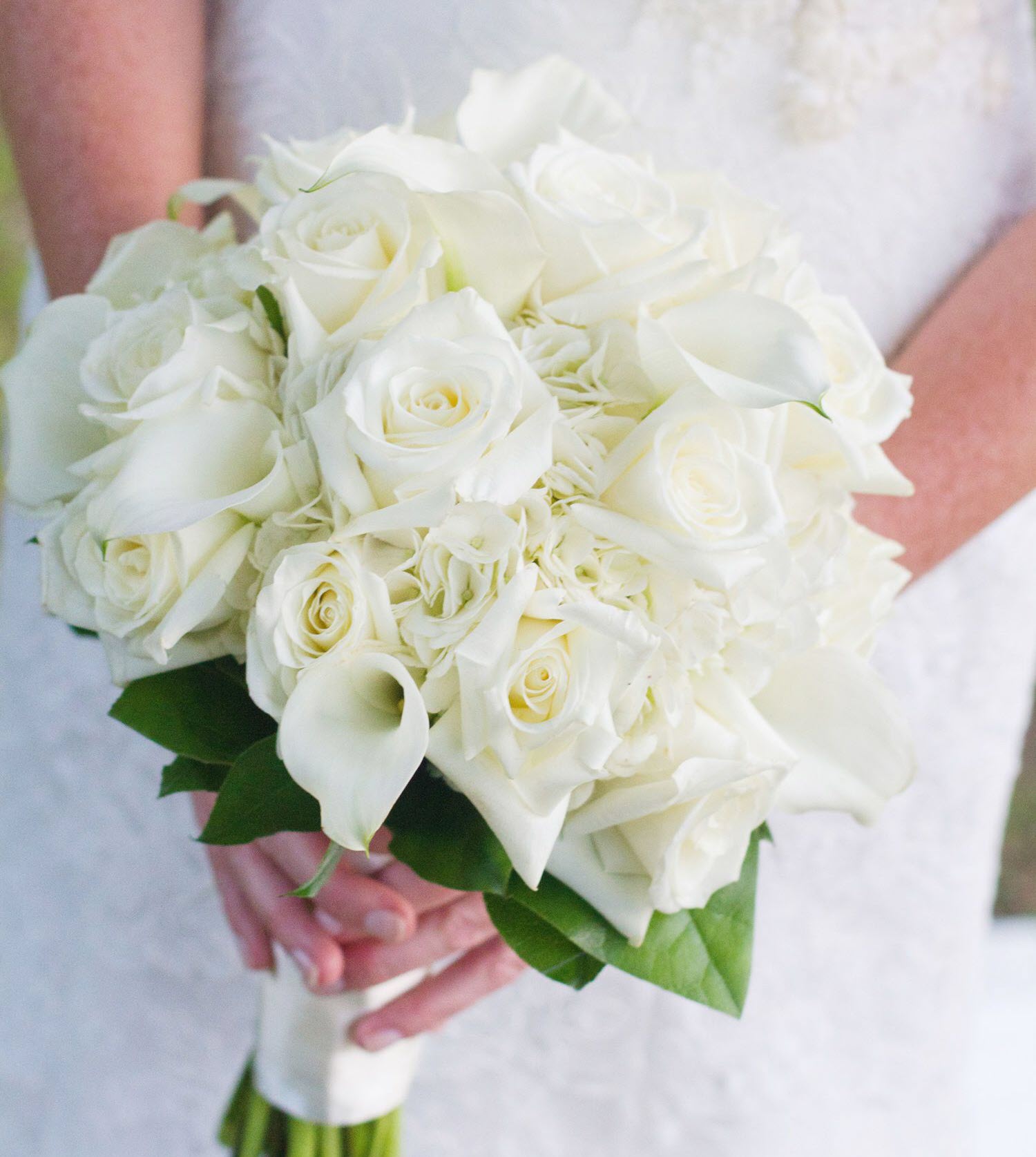 Mẫu hoa cưới cầm tay màu trắng