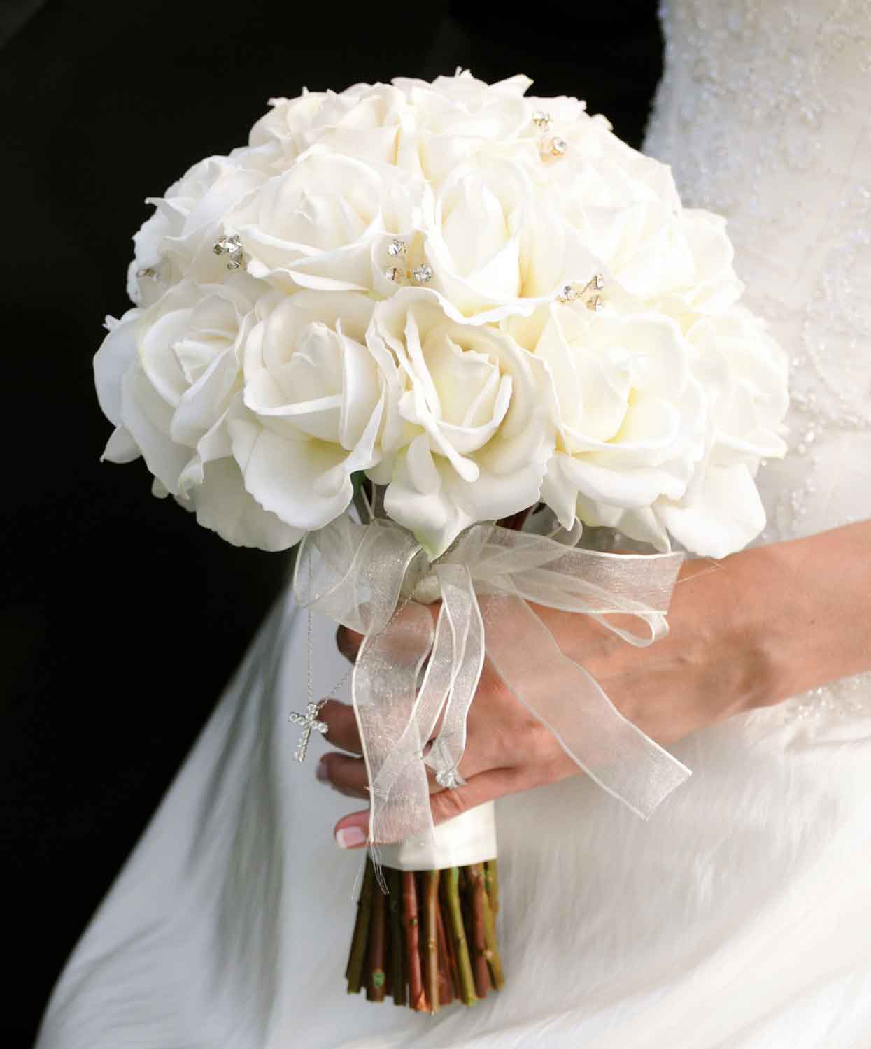 Mẫu hoa cưới làm từ hoa hồng trắng cực đẹp