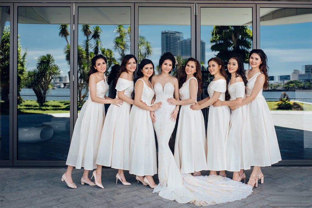 Mẫu váy màu trắng siêu đẹp cho các nàng phù dâu