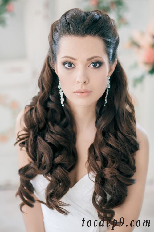 Tổng hợp 8 kiểu tóc cưới cho cô dâu mặt vuông đẹp che khuyết điểm 2020