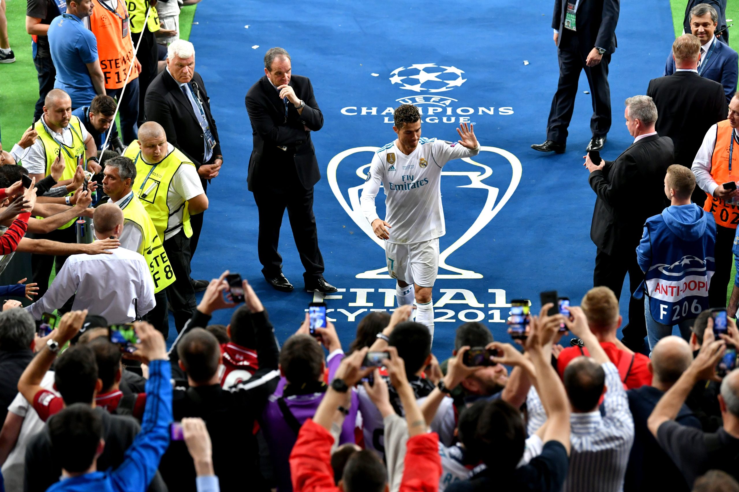 Vì sao Ronaldo rời Real Madrid? Sự thật của thương vụ chuyển nhượng - Vé Bóng Đá Online